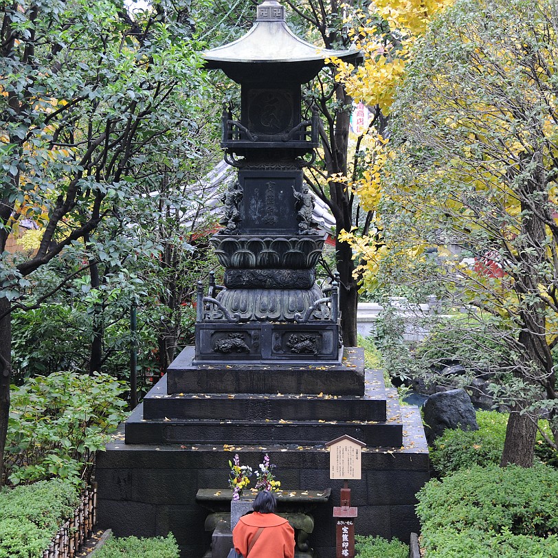 DSC_6473 Senso-ji (jap. Kinryu-zan Sensoji) ist ein buddhistischer Tempel in Asakusa, Tokio. Es ist Tokios ältester und bedeutendster Tempel.