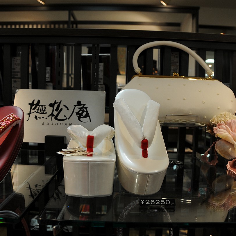 DSC_6117 Die Schuhausstattung für eine Geisha. Wenn schon ein Preisschild dran ist: Die 26.000 Yen entsprechen etwa 250 Euro.