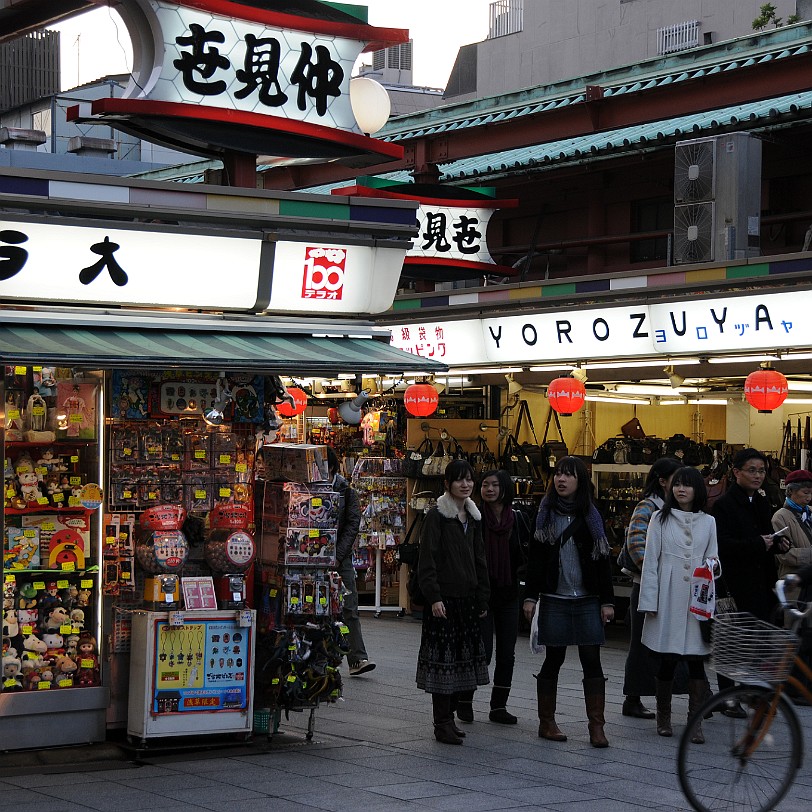 DSC_6613 Zu beiden Seiten des Nakamise-dori, der Straße zwischen dem kaminari-mon und dem eigentlichen Tempel, befinden sich kleine Verkaufsstände, die Souvenirs...