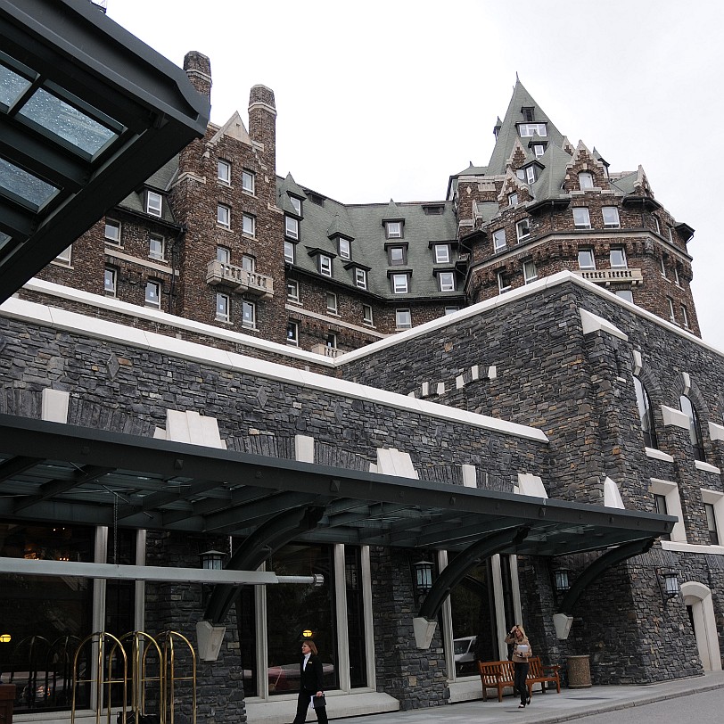 DSC_0311 Kanada; Alberta; Banff; Nationalpark; The Fairmont Banff Springs Hotel Ein erstes, aus Holz gebautes Luxushotel wurde 188788 von der Bahnverwaltung errichtet,...