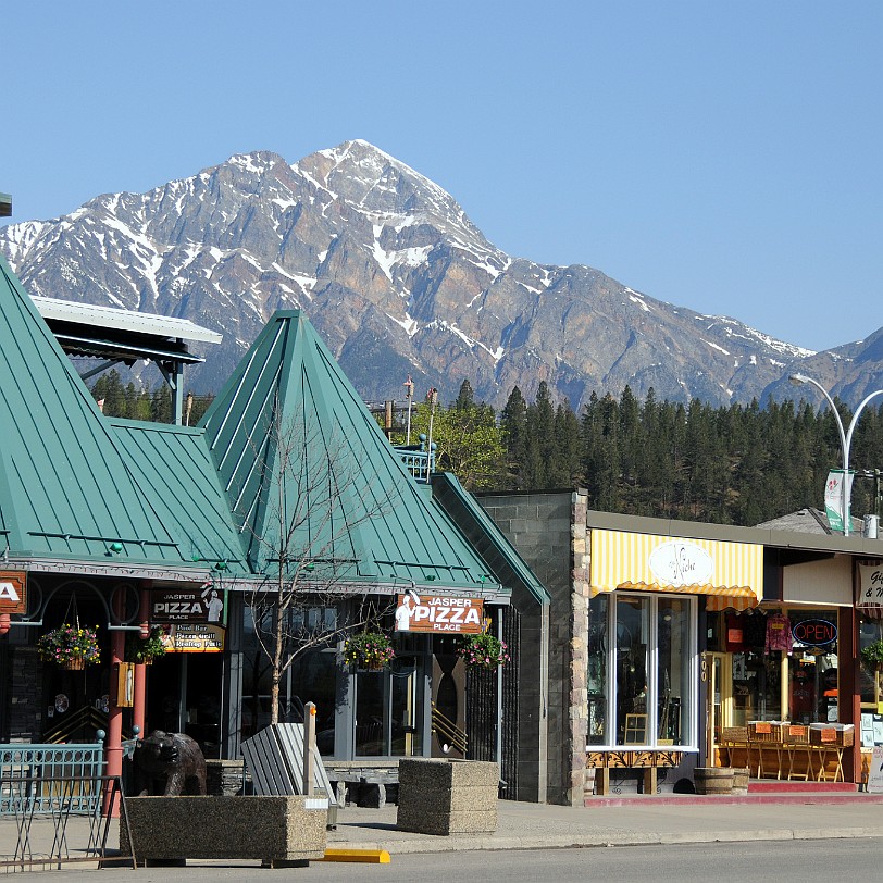 DSC_0544 Kanada; Alberta; Nationalpark; Jasper; Hauptstrasse Jasper hat eine Bevölkerung von 4643 Einwohnern (Stand Juni 2006). Der Zuzug von Menschen nach Jasper ist...