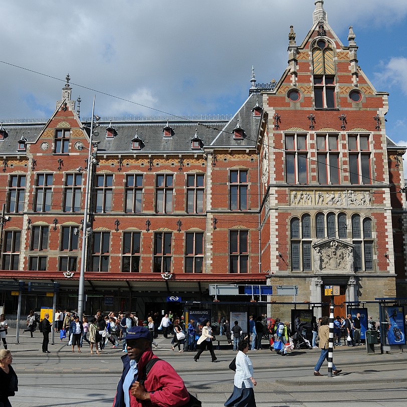 DSC_9116 Es gibt praktisch keinen Punkt in den Niederlanden, der nicht von der Centraal Station erreicht werden kann. Um ein so großes Verkehrsnetz zu bewältigen (mehr...