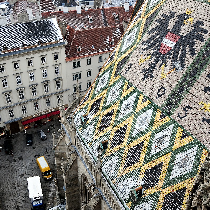 DSC_0828 Österreich, Wien, Stephansdom Am auffälligsten neben den Türmen ist das Dach. Es erhebt sich 37,5 Meter über dem Langhaus und 25,3 Meter über dem Chor mit einer...