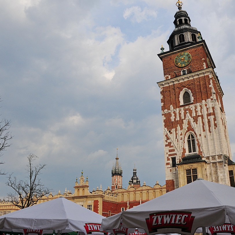 2011-04 Krakau [043] Der Rathausturm (Wieza Ratuszowa) ist der bis heute erhaltene Rest des im 13. Jahrhundert erbauten und wegen Baufälligkeit im 19. Jahrhundert abgetragenen...