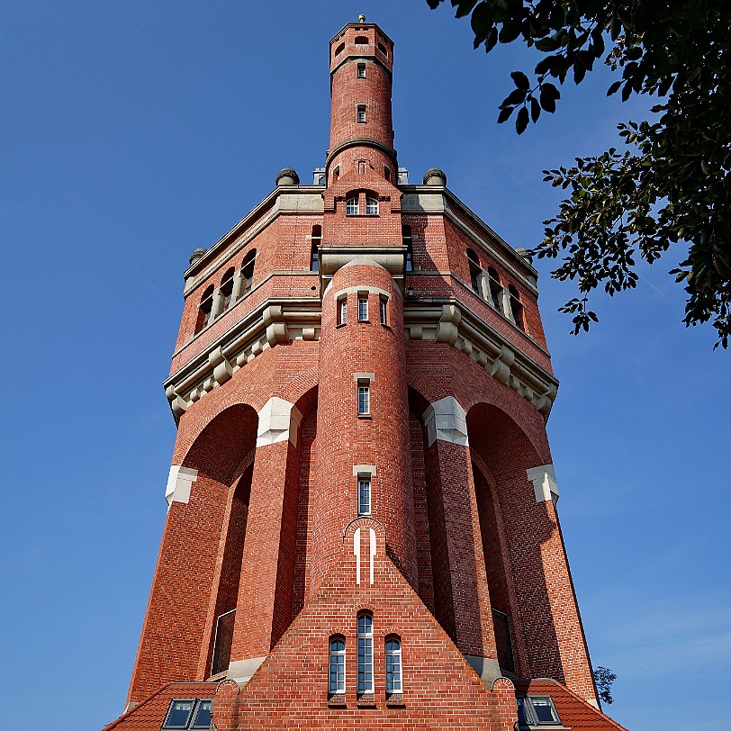 DSC03133 Der Wasserturm wurde 1904 - 1905 nach einem Entwurf des Architekten Karl Klimm erbaut, der als Baubeamter der Stadt Breslau (im Rang eines Magistratsbaurats)...