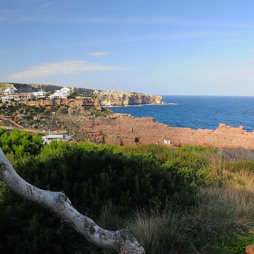 DSC_5491 Cala Morell ist 11 Kilometer von Ciutadella entfernt, zwischen den Puntas de Llevant und de sa Tortera gelegen, sowie innerhalb der Bucht Cul de sa Ferrada....