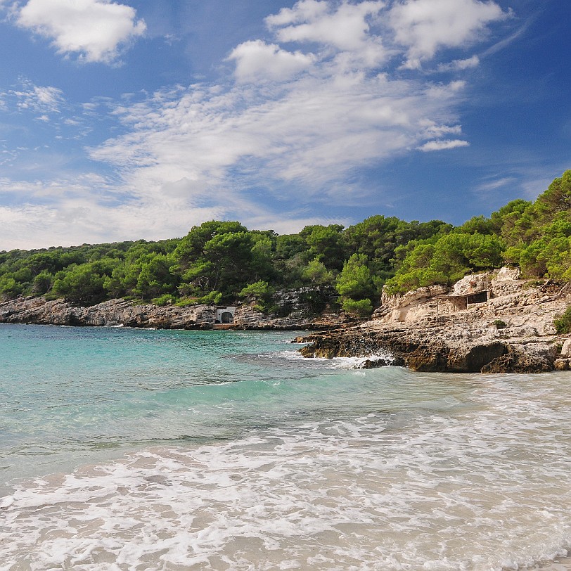 DSC_5627 Cala en Turqueta ist zehn Kilometer von Ciutadella entfernt, zwischen den Puntas des Tambors und na Foradada gelegen und wird von der Talaia dArtrutx bewacht....