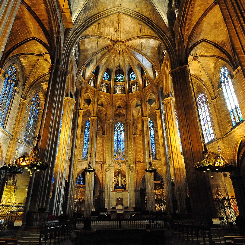 DSC_5934 An der Stelle der Kathedrale befand sich bereits ein Römischer Tempel. Die erste Vorgängerkirche an dieser Stelle entstammte dem 6. Jahrhundert, sie wurde 985...
