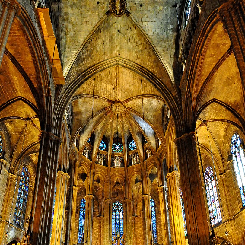 DSC_5936 La Catedral de la Santa Creu i Santa Eulàlia. In der im Jahr 1329 errichteten Krypta befindet sich das Grab der seit 405 als Märtyrerin verehrten Heiligen...