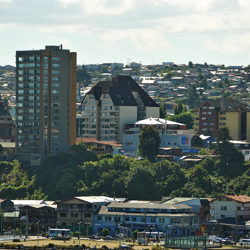 DSC_0002 Chile, Puerto Montt Puerto Montt liegt etwa 1.100 Kilometer sÃ¼dlich der Hauptstadt Santiago. 30 Kilometer Ã¶stlich der Stadt liegt der Vulkan Calbuco mit 2003...