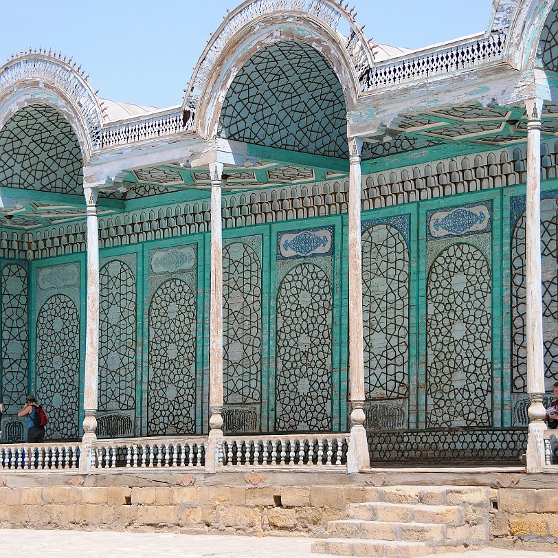 2012-05 Usbekistan [584] Der neben dem alten errichtete neue Palast besteht aus mehreren Baukomplexen wie z.B. einem Triumphbogen mit klobigem Mosaikschmuck, einer den Hof umgebenden...
