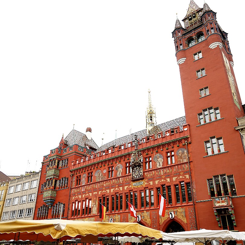 DSC04339 Das Rathaus ist der Sitz der Basler Regierung und des Parlaments. Mitten in der Altstadt gelegen, fällt es ganz besonders durch die rote Fassade, den imposanten...